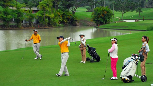 Các golf thủ chơi tại sân golf Phú Mỹ, Bình Dương.